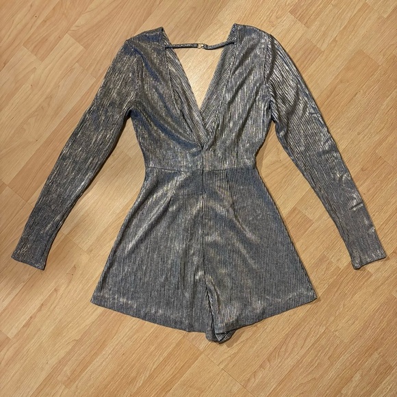 ASTR Kenzie Silver Metallic Romper XS - Picture 5 of 5